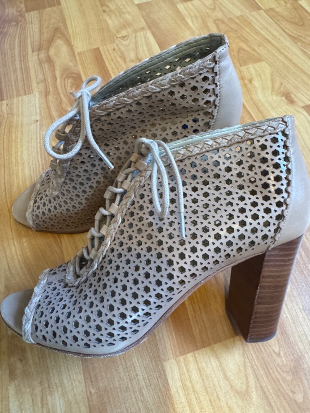 Via spiga Elegant Cream‎ 8.5 Lace-Up slip on Women's Heel booties - Picture 4 of 6